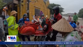 Tình người Hội An ngày mưa lụt