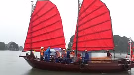 Trải nghiệm đi thuyền buồm ba vách trên vịnh Hạ Long