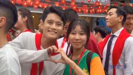 Đoàn phim 'Mưa đỏ' thu hút sự quan tâm đặc biệt của người dân 