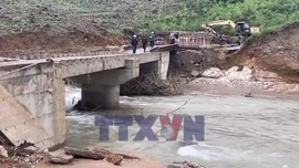 Lắp cầu dầm thép qua cầu Nước Bao bị lũ cuốn trôi