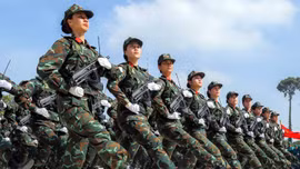 Khối Nữ chiến sĩ Biệt động Sài Gòn luyện tập cường độ cao dưới trời nắng nóng.