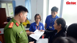 Đoàn viên thanh niên Công an TP Hồ Chí Minh hỗ trợ người dân khi đến Trung tâm hành chính công phường Bàn Cờ.