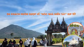 Du khách nườm nượp về “nóc nhà miền Tây” dịp Tết.