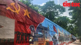 Bích họa “Việt Nam tươi đẹp” tái hiện lễ diễu binh hoành tráng.