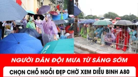 Người dân đội mưa chờ xem diễu binh