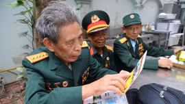 Các cựu chiến binh vui vẻ ôn lại kỷ niệm chiến trường xưa khi gặp nhau ở căn nhà lưu trú miễn phí ở Hà Nội.