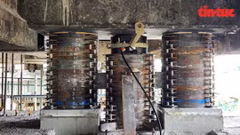 Hơn 100 kích thủ lực nâng tĩnh không cầu Bình Triệu 1 lên hơn 1m.