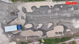 Đường số 9 xã Bà Điểm xuống cấp nghiêm trọng đầy ổ voi, tiềm ẩn tai nạn.