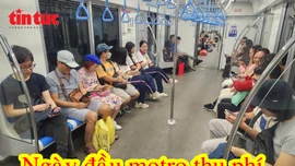 Hành khách đi metro trong ngày đầu thu phí vẫn rất đông.