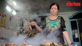 Mỗi dịp Tết Đoan Ngọ (mùng 5/5 Âm lịch), các lò làm bánh ú nước tro truyền thống ở TP Hồ Chí Minh lại tất bật để kịp cung ứng bánh ra thị trường, loại bánh đặc trưng không thể thiếu trong mâm cúng và bữa ăn của người miền Nam. 