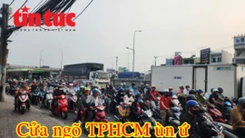 Nhiều tuyến đường các cửa ngõ TP Hồ Chí Minh xảy ra ùn ứ kéo dài chiều ngày 25 Tết.