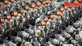 Các khối quân đội diễu binh qua lễ khán đài.