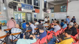 Người dân TP Hồ Chí Minh đổ xô đi cấp đổi giấy phép lái xe.