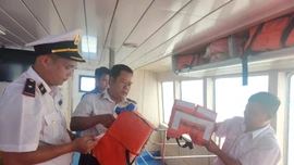 Kiểm tra áo phao trên phà biển Cần Giờ - Vũng Tàu.