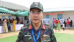Người lính mũ nồi xanh Việt Nam sửa trường cho học sinh Abyei