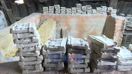 'Giữ lửa' làng nghề tượng Tam vị Táo quân xứ Huế