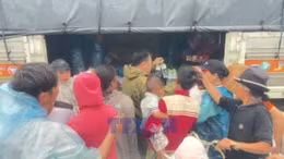 Cung cấp lương thực cho người dân vùng rốn lũ Đắk Lắk