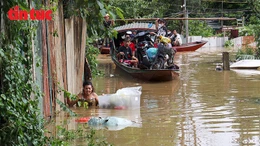 Nước sông Hồng dâng cao, người dân bãi giữa chạy đua với lũ