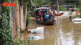 Nước sông Hồng dâng cao, người dân bãi giữa chạy đua với lũ