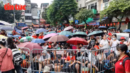 Người dân Hà Nội đội mưa chờ xem diễu binh, diễu hành mừng Quốc khánh