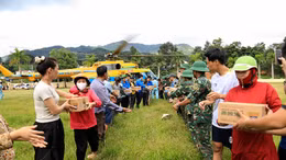 Máy bay trực thăng đưa hàng cứu trợ tới điểm cô lập tỉnh Điện Biên