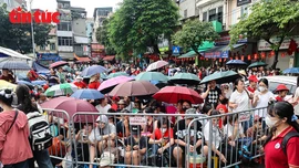 Người dân Hà Nội đội mưa chờ xem diễu binh, diễu hành mừng Quốc khánh