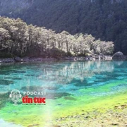 Kỳ lạ hồ nước trong nhất thế giới, nơi du khách phải lau giày khi tới thăm