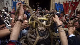 Kỳ bí lễ hội rước rắn Cocullo ở Italy