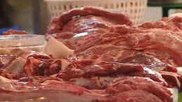 Người dân lo lắng về giá cả và chất lượng thịt lợn