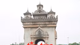 Du khách thích thú khám phá tượng đài chiến thắng Patuxay của Lào