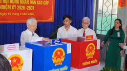 Người dân TP Hồ Chí Minh phấn khởi đi bầu cử trong sáng 15/3