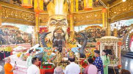 Đông đảo người dân đến các khu vui chơi, giải trí ngày Giỗ Tổ Hùng Vương