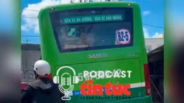 TP Hồ Chí Minh: Tài xế xe buýt chạy 'nửa xe trên vỉa hè' bị lập biên bản vì sợ trễ giờ