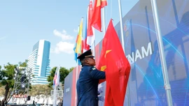 Quốc kỳ Việt Nam tung bay tại Lễ thượng cờ SEA Games 33