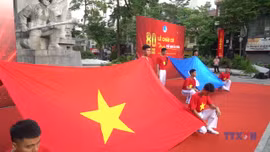 Thanh niên Việt Nam đồng loạt chào cờ'Tôi yêu Tổ quốc tôi'