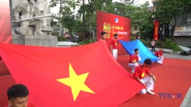 Thanh niên Việt Nam đồng loạt chào cờ'Tôi yêu Tổ quốc tôi'
