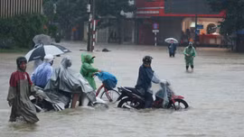 Giao thông tại Huế bị xáo trộn vì ngập lụt