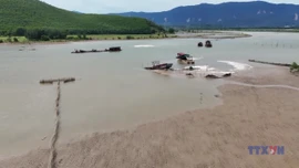 Hàng loạt xác tàu hư hỏng án ngữ cửa biển Hà Tĩnh