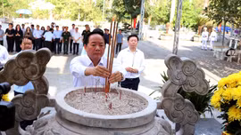 Trưởng Ban Tuyên giáo và Dân vận Trung ương tặng quà gia đình chính sách