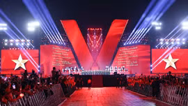 Hào hùng khoảnh khắc hơn 50 nghìn khán giả hòa giọng hát vang Quốc ca