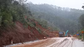 Quốc lộ 24 tiếp tục sạt lở nặng 