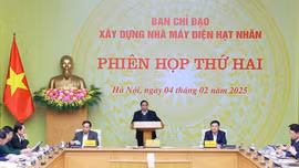 'Vừa chạy, vừa xếp hàng' triển khai dự án điện hạt nhân