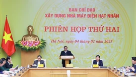 'Vừa chạy, vừa xếp hàng' triển khai dự án điện hạt nhân