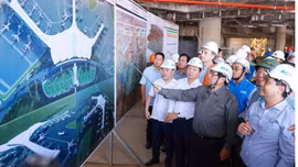 Thủ tướng Phạm Minh Chính động viên, đôn đốc thi công các dự án giao thông