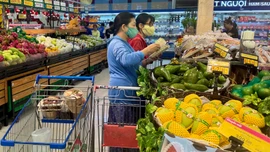 Người tiêu dùng thận trọng, doanh nghiệp gồng mình trong khó khăn