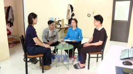 Công nhân sẵn sàng cho ngày hội bầu cử