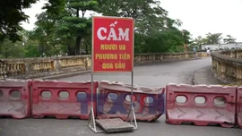 Hà Nội ùn tắc giao thông khi cầu Long Biên tạm ngừng lưu thông