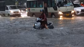 Sáng 7/10, Hà Nội mưa lớn kéo dài, cảnh báo ngập lụt