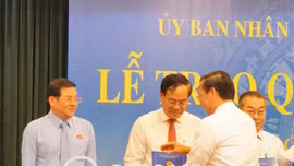 TP Hồ Chí Minh trao quyết định lãnh đạo chủ chốt 7 Sở vừa thành lập
