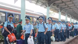 Người dân miền Nam háo hức đón các quân nhân miền Bắc vào tham gia lễ diễu binh, diễu hành dịp 30/4